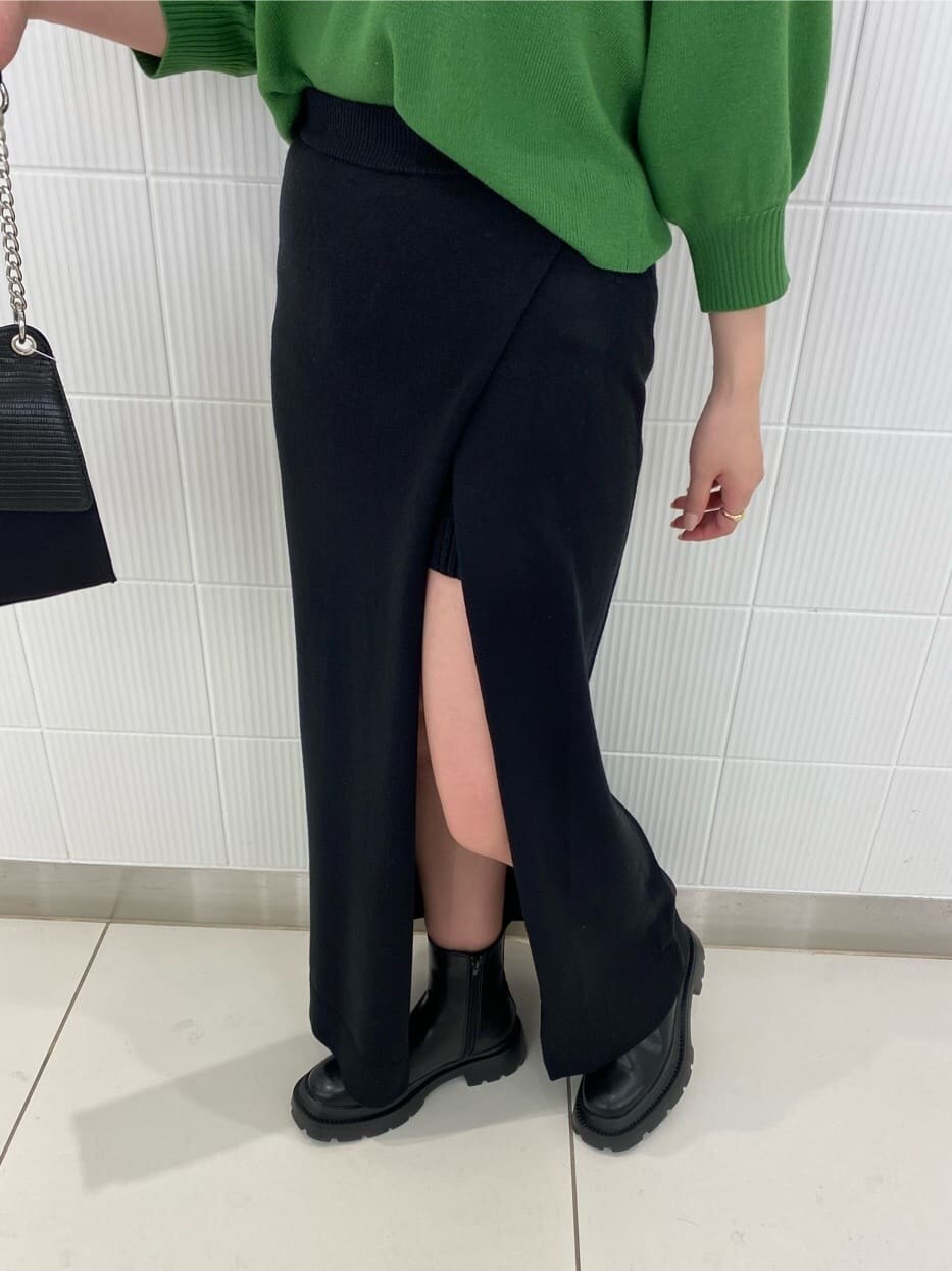 ブラック系のブーツ、ブラック系のハンドバッグ、ブラック系のスカートを着用したレディースの春コーディネートの8枚目の写真