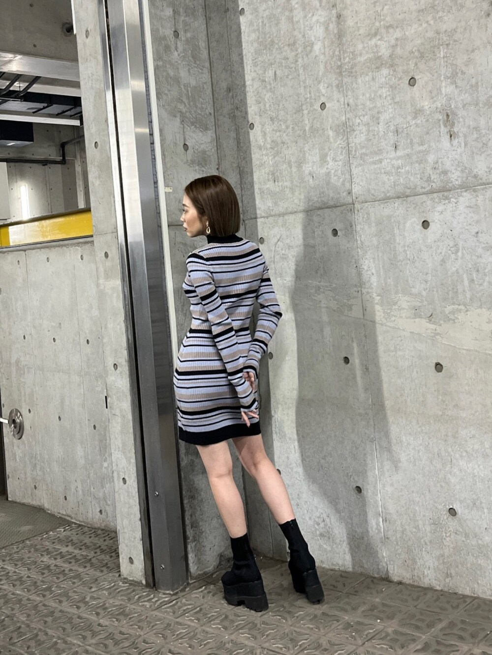 その他のワンピース、ブラック系のブーツを着用したレディースの冬コーディネートの2枚目の写真