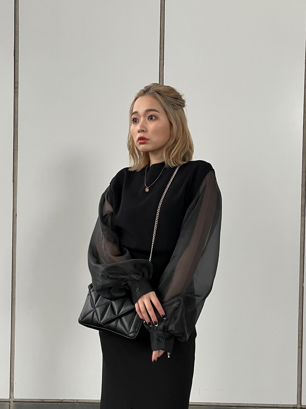 ブラック系のニット/セーターを着用したレディースの冬コーディネートの4枚目の写真