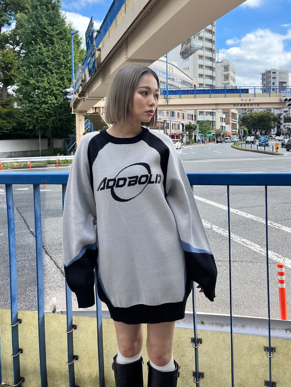 グレー系のワンピース、ブラック系のブーツ、ホワイト系のソックス/靴下を着用したレディースの秋コーディネートの5枚目の写真