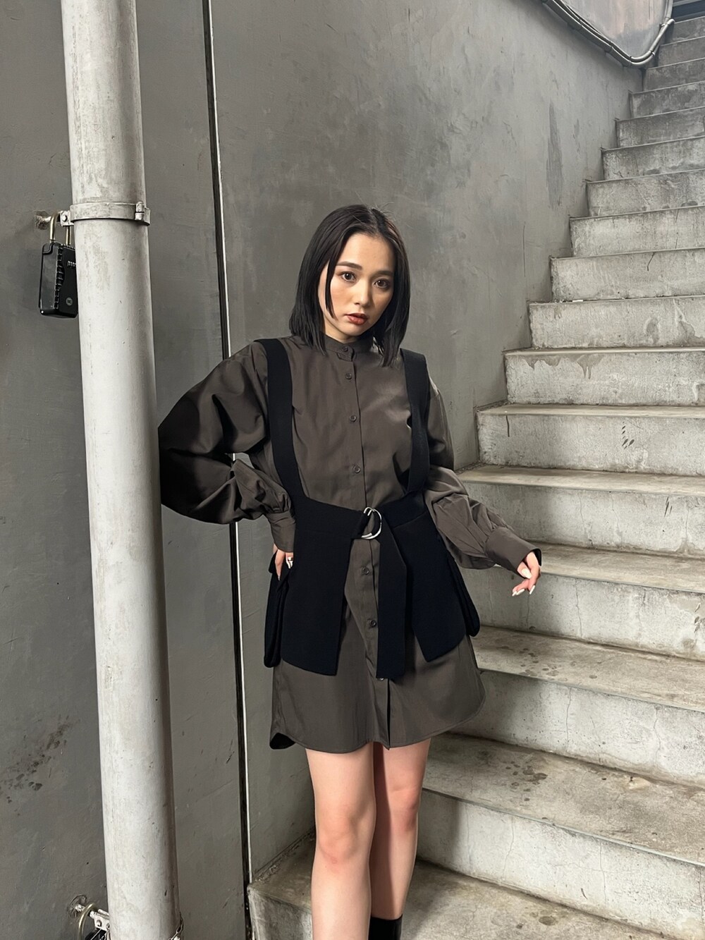 ベージュ系のワンピースを着用したレディースの夏コーディネートの4枚目の写真