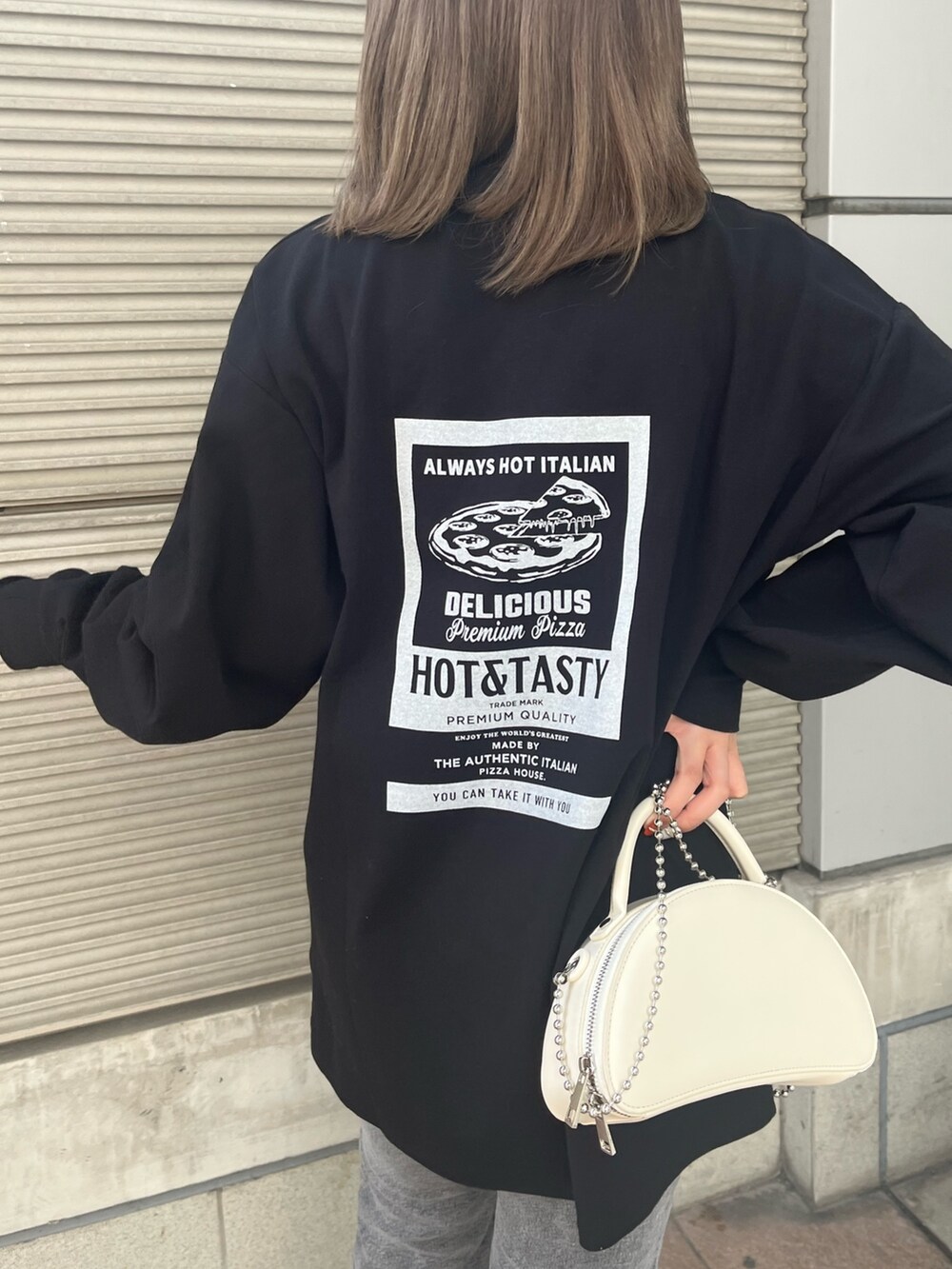 ブラック系のTシャツ/カットソーを着用したレディースの春コーディネートの7枚目の写真