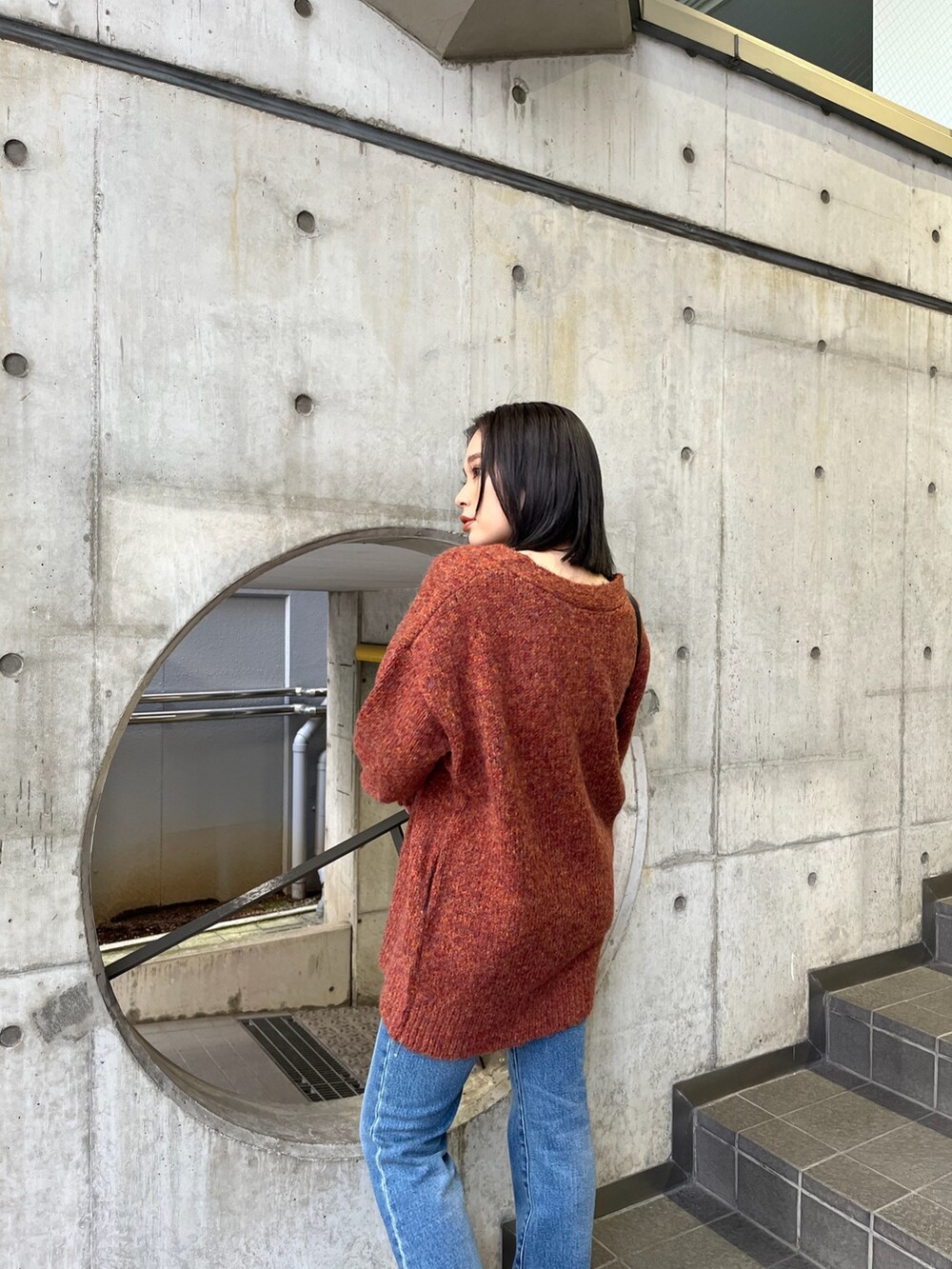 オレンジ系のカーディガン/ボレロを着用したレディースの夏コーディネートの5枚目の写真