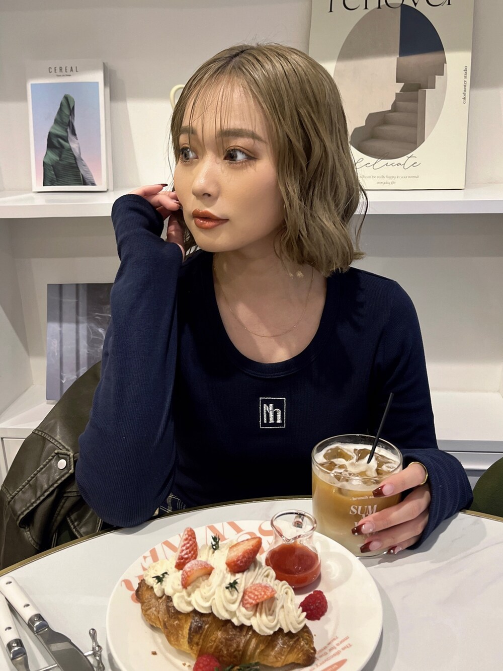 ブルー系のTシャツ/カットソー、ブラック系のブーツを着用したレディースの春コーディネートの2枚目の写真