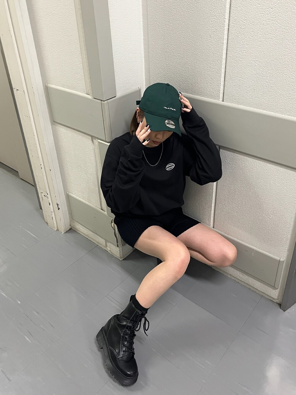 ブラック系のTシャツ/カットソー、ブラック系のその他パンツ、ブラック系のブーツを着用したレディースの冬コーディネートの2枚目の写真