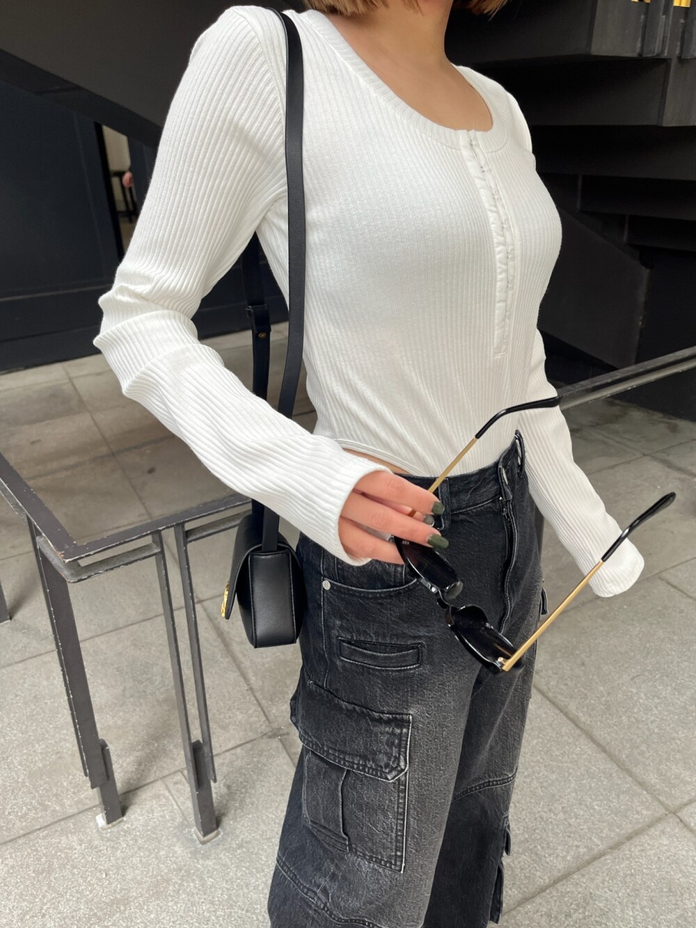 ホワイト系のTシャツ/カットソー、ブラック系のデニムパンツを着用したレディースの冬コーディネートの3枚目の写真