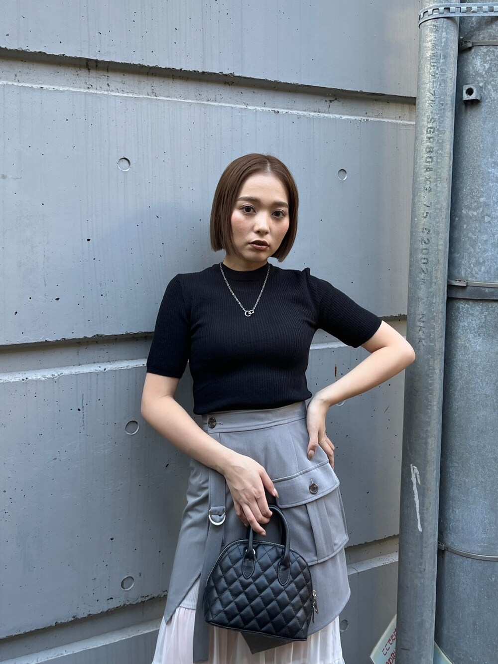 ブラック系のニット/セーター、ブラック系のブーツを着用したレディースの冬コーディネートの3枚目の写真