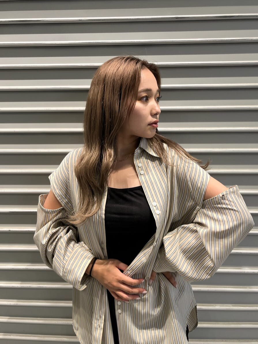 その他のサンダル、その他のシャツ/ブラウス、ブラック系のスラックスを着用したレディースの夏コーディネートの4枚目の写真