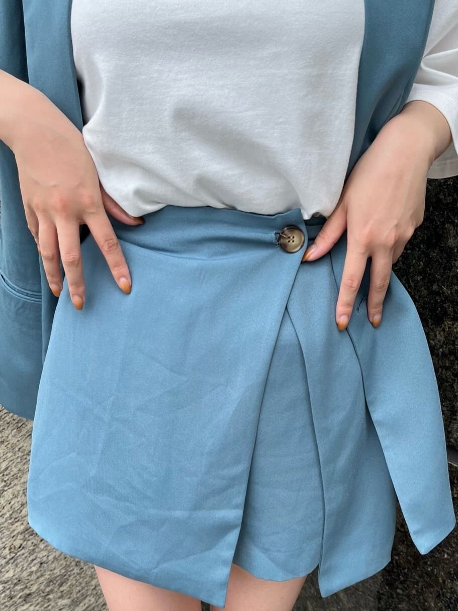 ホワイト系のTシャツ/カットソー、ブルー系のベスト、ブルー系のスラックスを着用したレディースの夏コーディネートの8枚目の写真