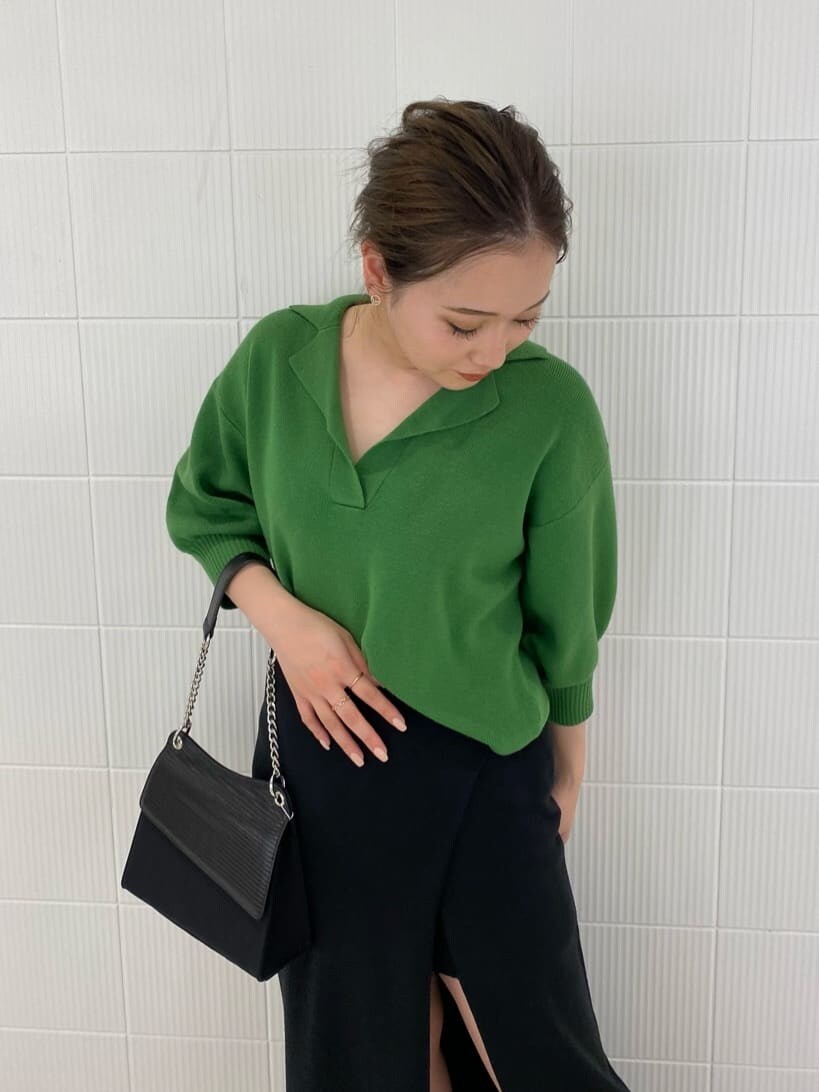 ブラック系のブーツ、ブラック系のハンドバッグ、ブラック系のスカートを着用したレディースの春コーディネートの6枚目の写真