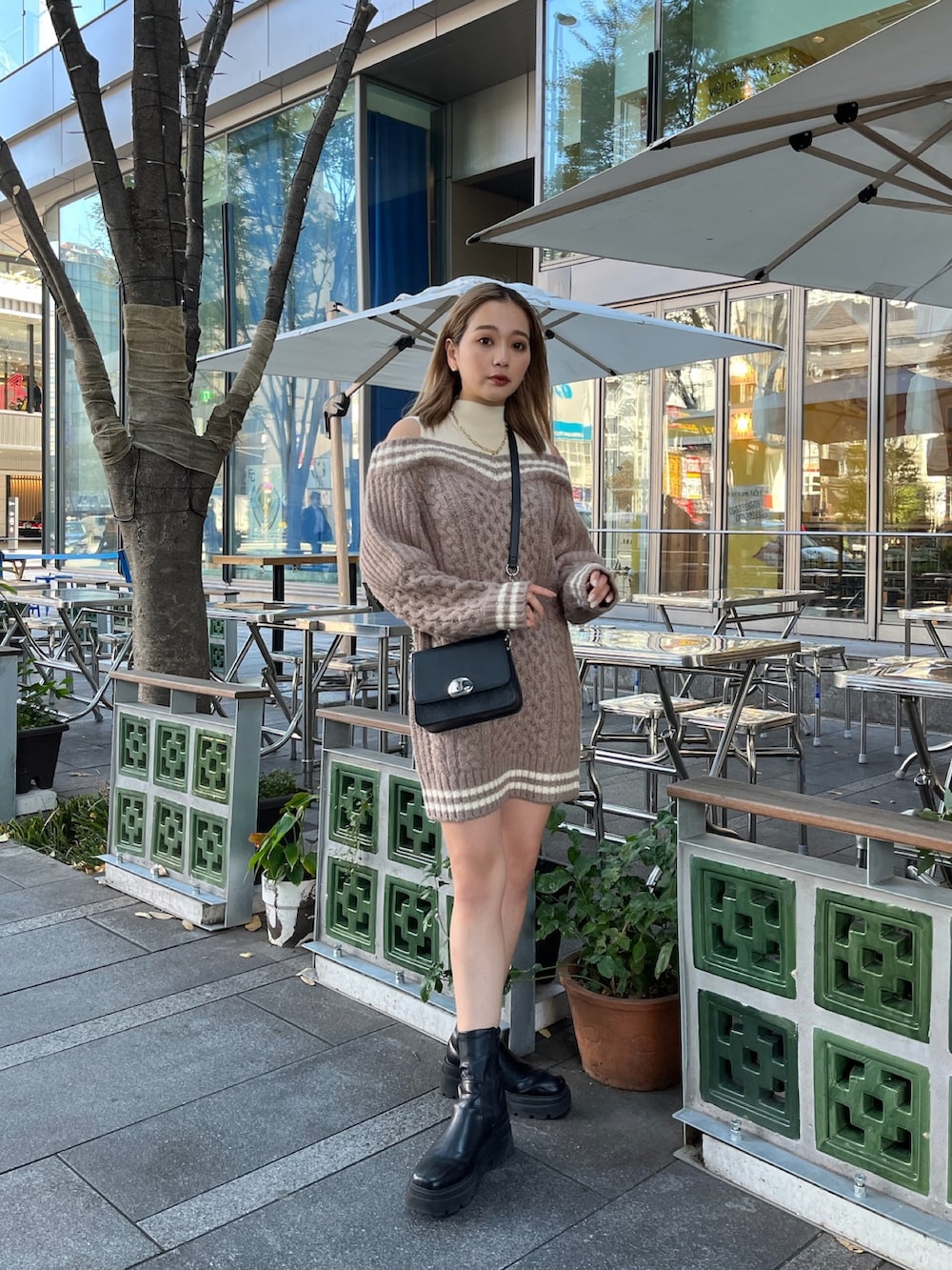 ブラウン系のワンピース、ブラック系のショルダーバッグを着用したレディースの秋コーディネートの3枚目の写真