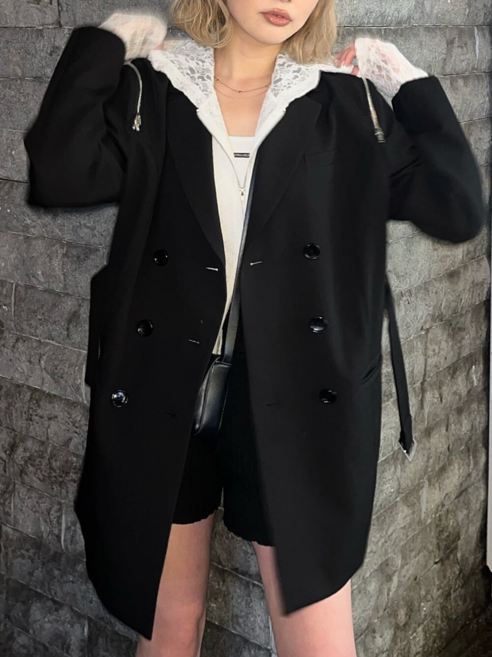 ブラック系のブーツ、ホワイト系のパーカー、ブラック系のテーラードジャケットを着用したレディースの春コーディネートの7枚目の写真