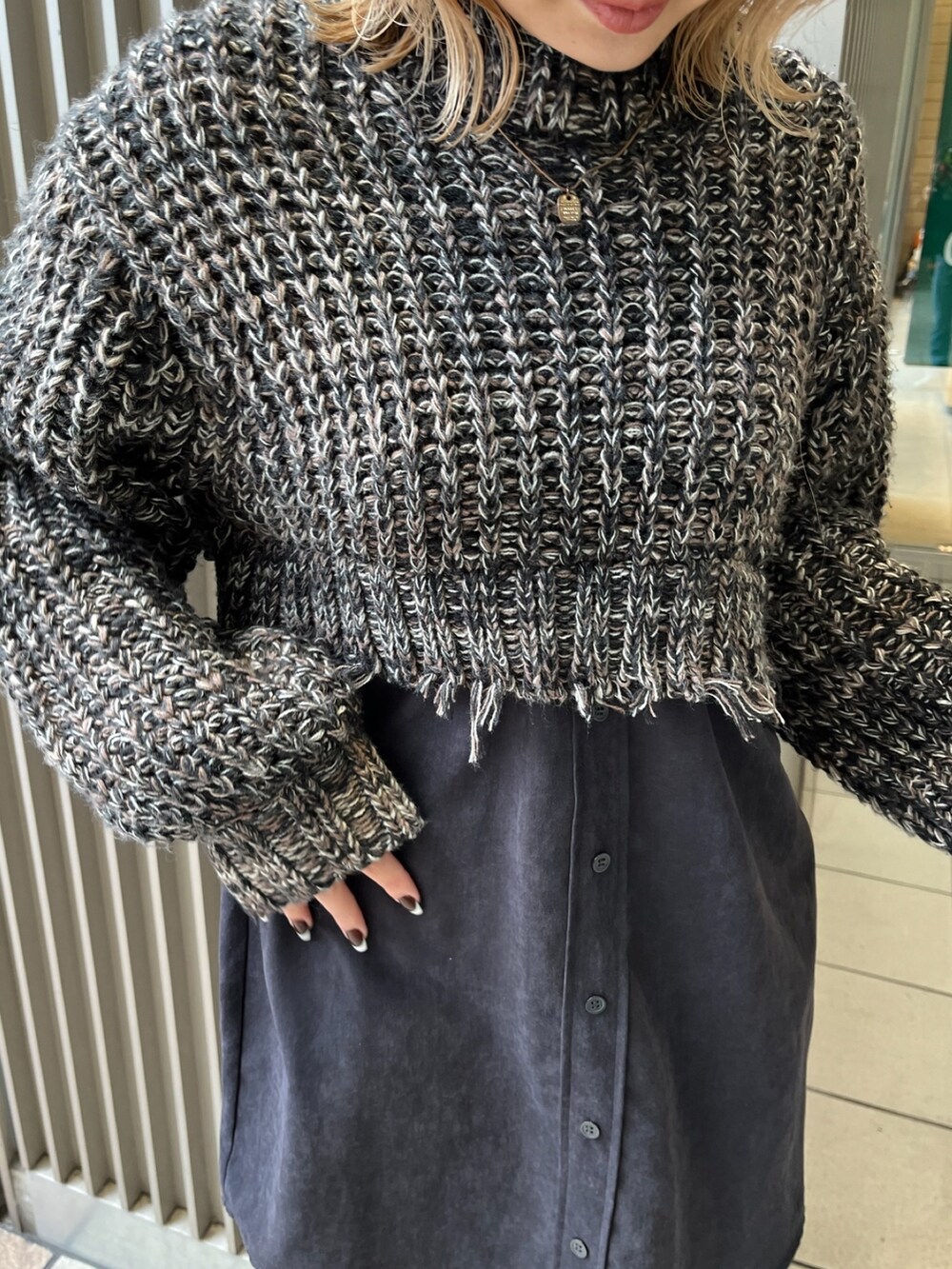 ブラック系のワンピースを着用したレディースの冬コーディネートの6枚目の写真