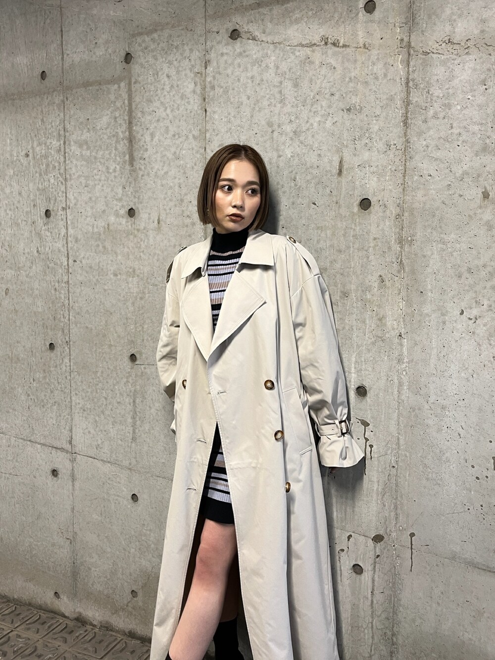 「MURUAのダブルオーバートレンチコート（トレンチコート、ホワイト系）」を使った、國岡朋実さん（レディース・156cm）の秋コーディネートの4枚目の写真