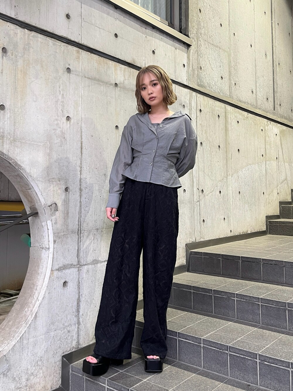 グレー系のシャツ/ブラウス、ブラック系のその他パンツ、ブラック系のサンダルを着用したレディースの夏コーディネートの6枚目の写真