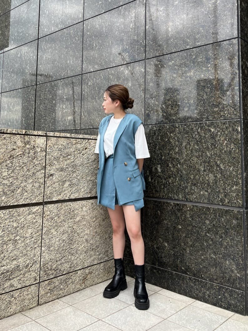 ホワイト系のTシャツ/カットソー、ブルー系のベスト、ブルー系のスラックスを着用したレディースの夏コーディネートの3枚目の写真