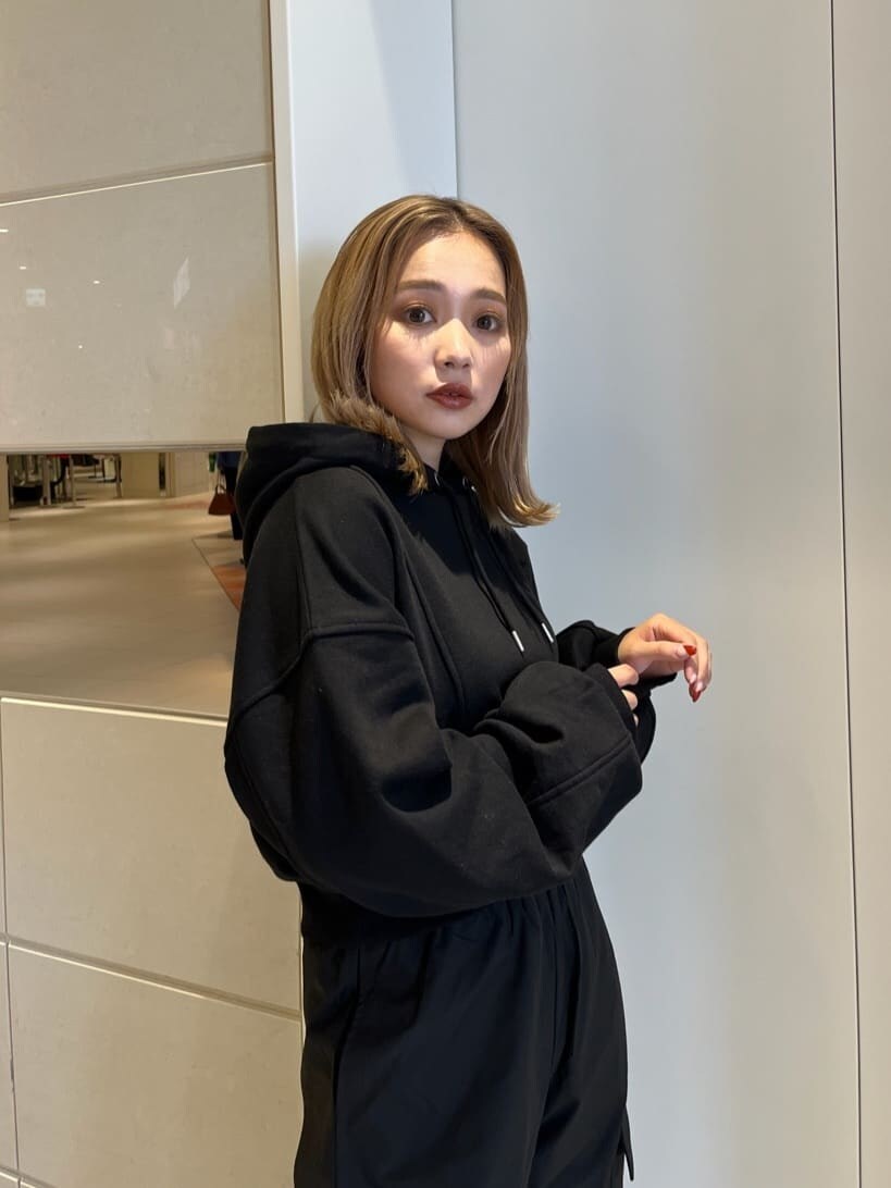 ブラック系のカーゴパンツ、ブラック系のパーカーを着用したレディースの秋コーディネートの6枚目の写真