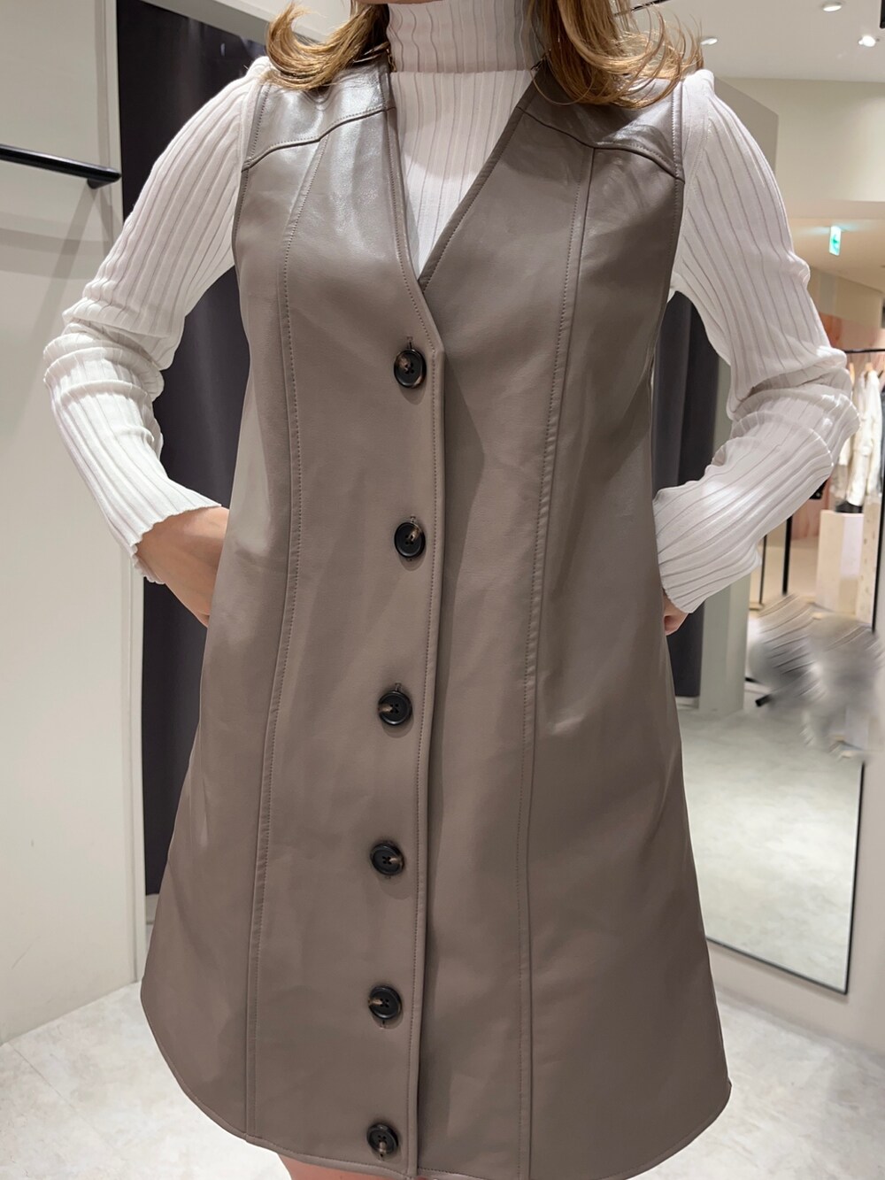 「春コーデ、はるふく、春服、モテコーデ、デート服、デート、ミニワンピ、ミニワンピース、レザーワンピース、大人かわいい、156cm」｜「MURUAのフェイクレザーボタンジャンパースカート（ワンピース、ブラウン系）」を使った、國岡朋実さん（レディース・156cm）の冬コーディネートの4枚目の写真