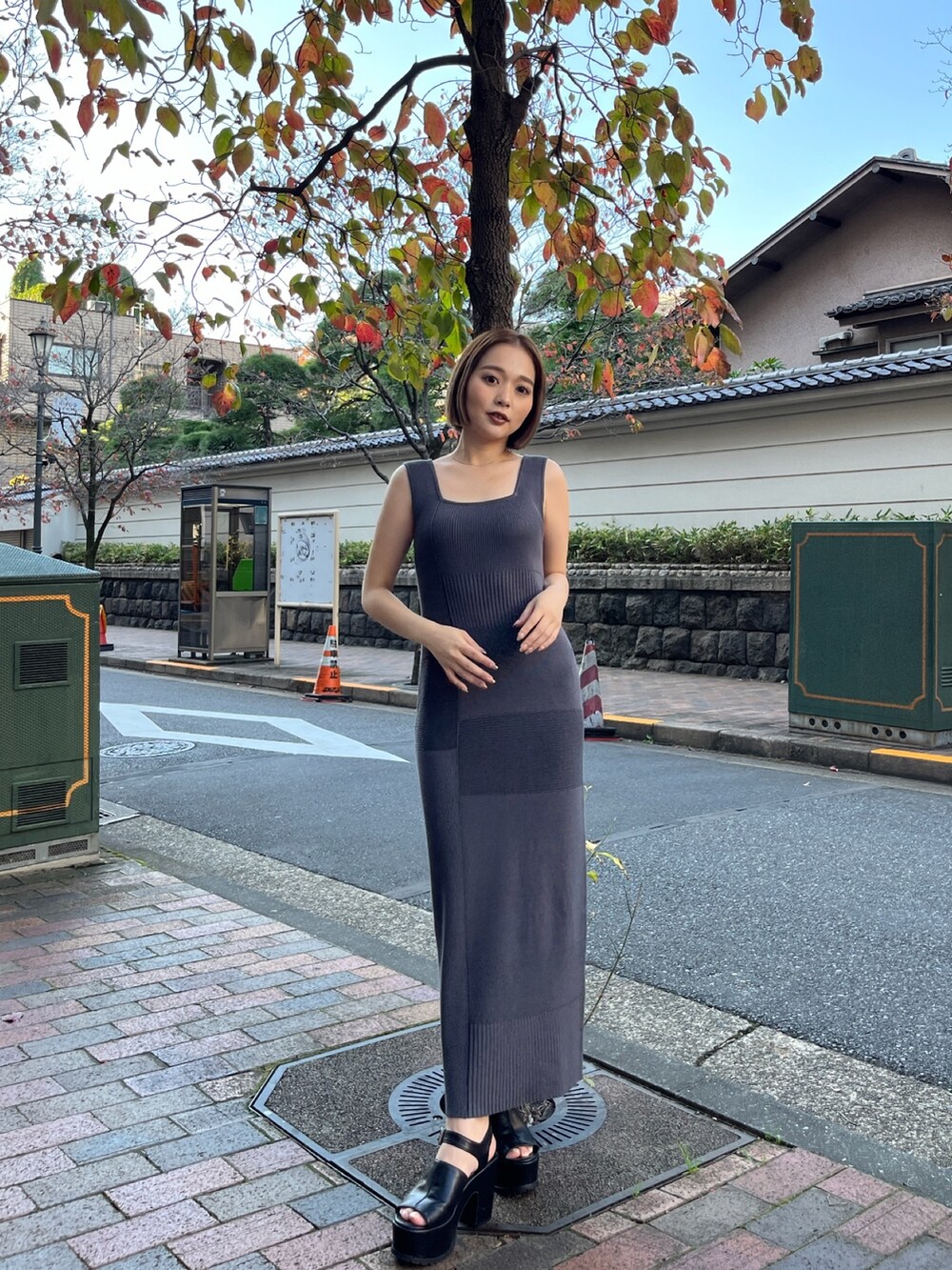 グレー系のワンピースを着用したレディースの冬コーディネートの2枚目の写真