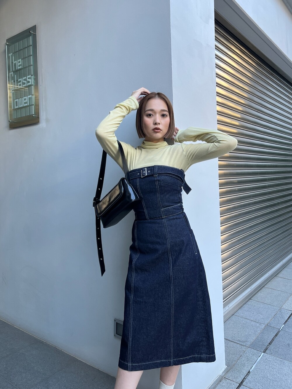 ブルー系のワンピース、ホワイト系のブーツ、イエロー系のTシャツ/カットソーを着用したレディースの秋コーディネートの5枚目の写真