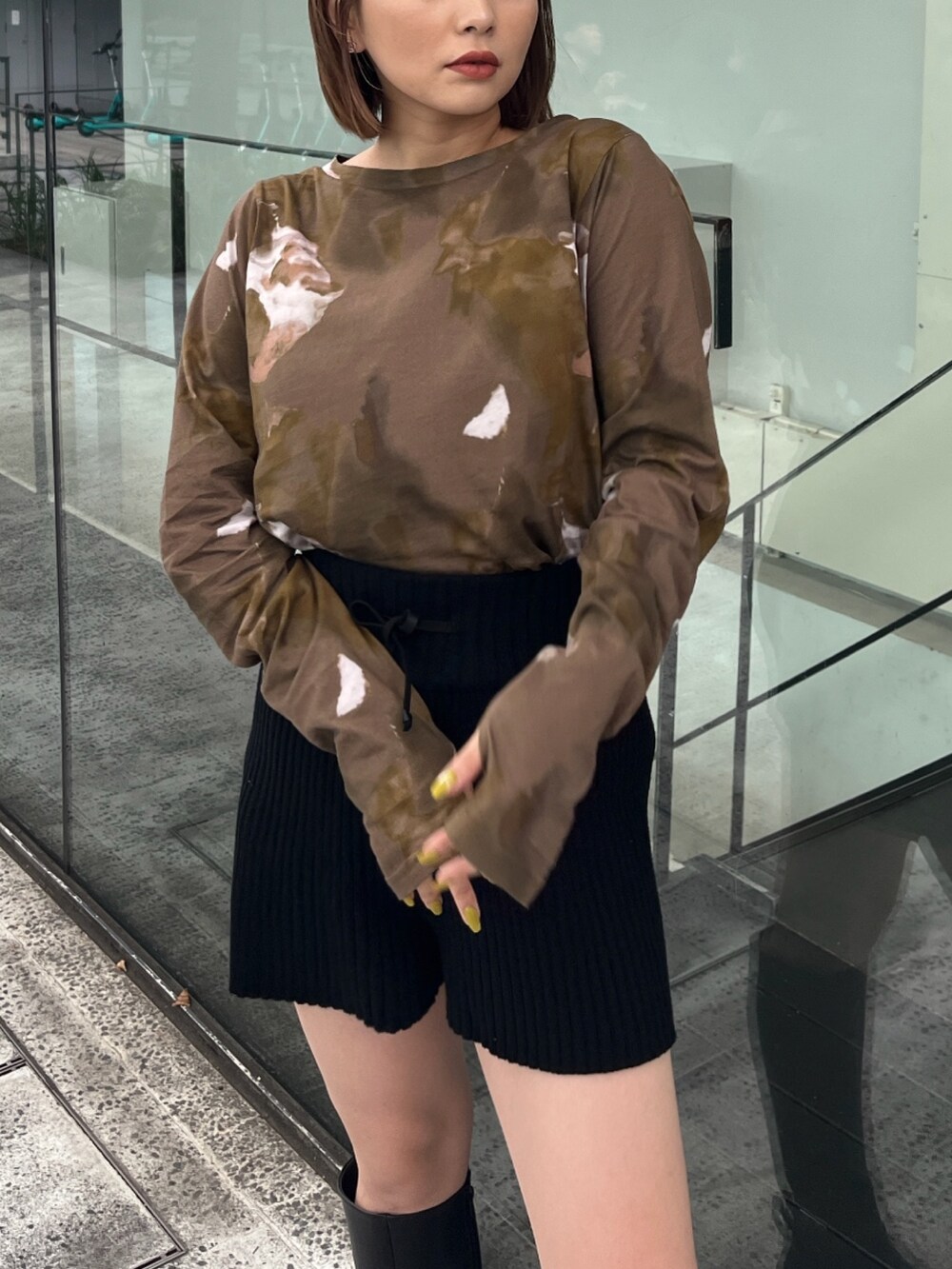 ブラック系のダウンベスト、ブラウン系のTシャツ/カットソー、ブラック系のその他パンツを着用したレディースの秋コーディネートの4枚目の写真