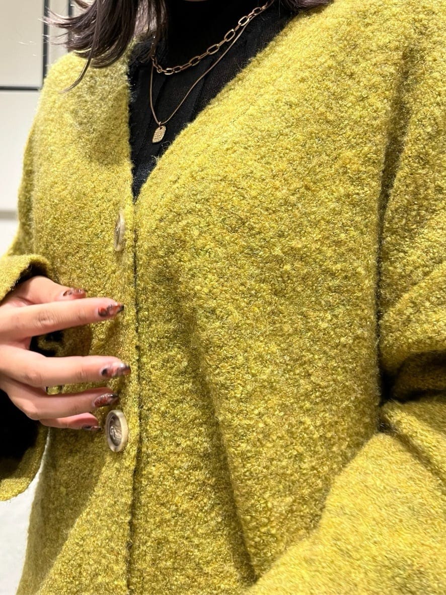 ブラック系のニット/セーター、ブラック系のブーツ、ブラック系のスウェットパンツを着用したレディースの秋コーディネートの7枚目の写真