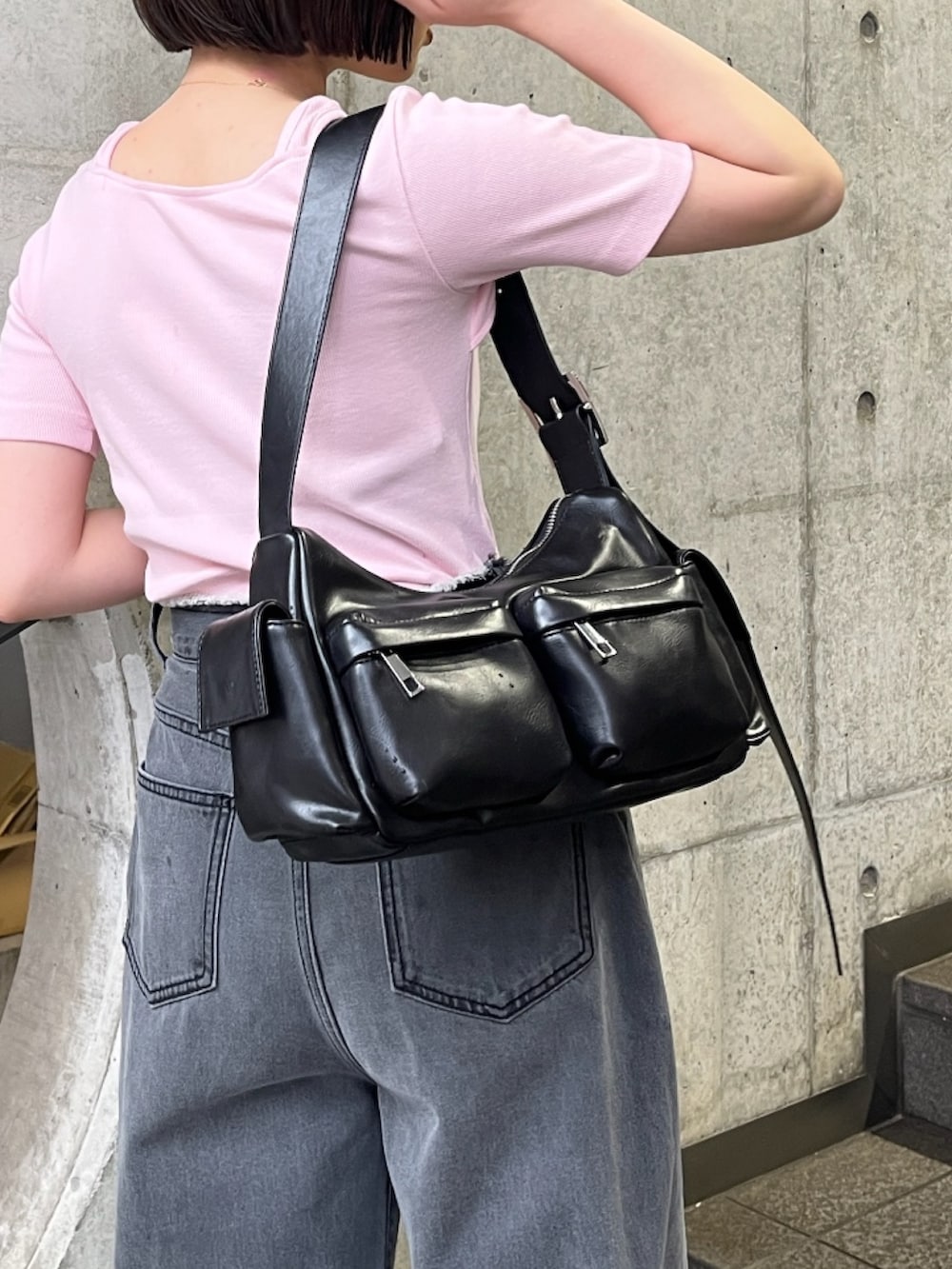 ピンク系のTシャツ/カットソー、ブラック系のデニムパンツ、シルバー系のパンプスを着用したレディースの夏コーディネートの8枚目の写真