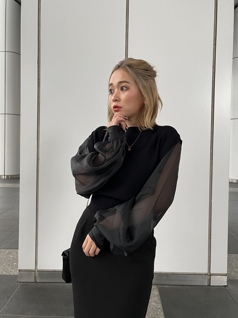 ブラック系のニット/セーターを着用したレディースの冬コーディネートの5枚目の写真