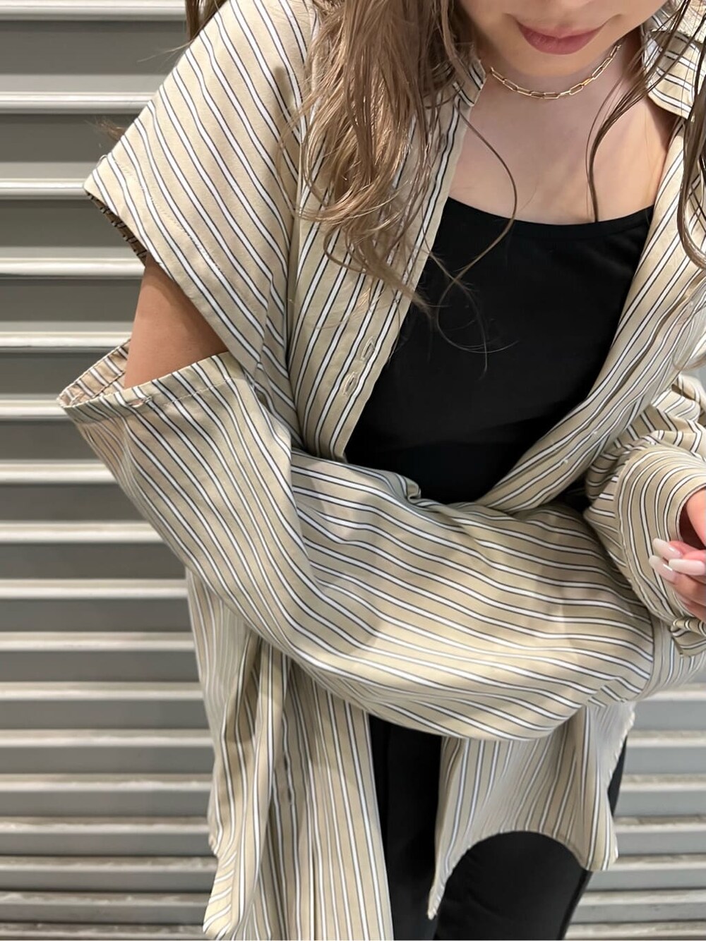 その他のサンダル、その他のシャツ/ブラウス、ブラック系のスラックスを着用したレディースの夏コーディネートの7枚目の写真