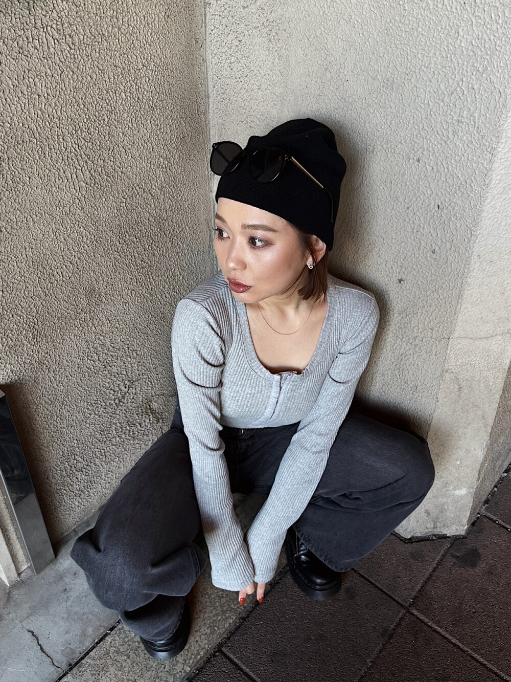 グレー系のTシャツ/カットソー、ブラック系のデニムパンツ、ブラック系のブーツを着用したレディースの春コーディネートの4枚目の写真