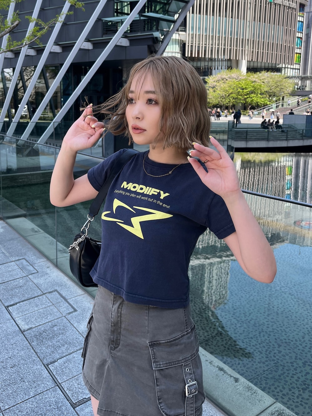 ブルー系のTシャツ/カットソー、グレー系のブーツ、グレー系のスカートを着用したレディースの春コーディネートの4枚目の写真