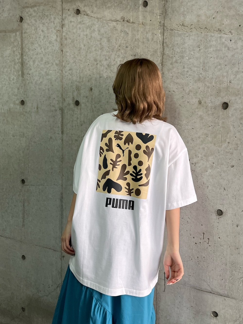 ブルー系のワンピース、ブラック系のサンダル、ホワイト系のTシャツ/カットソーを着用したレディースの春コーディネートの3枚目の写真