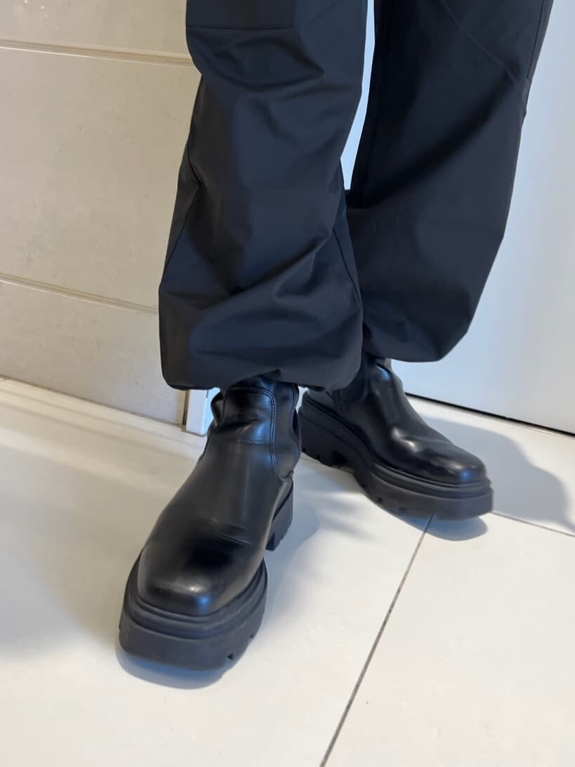 ブラック系のカーゴパンツ、ブラック系のパーカーを着用したレディースの秋コーディネートの10枚目の写真