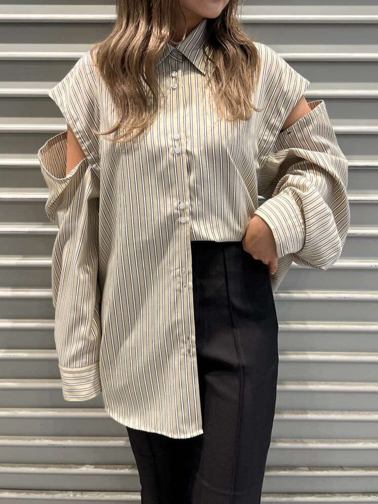 その他のサンダル、その他のシャツ/ブラウス、ブラック系のスラックスを着用したレディースの夏コーディネートの6枚目の写真