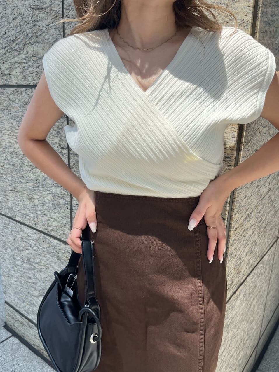 ホワイト系のニット/セーター、その他のサンダル、ブラック系のハンドバッグを着用したレディースの夏コーディネートの7枚目の写真