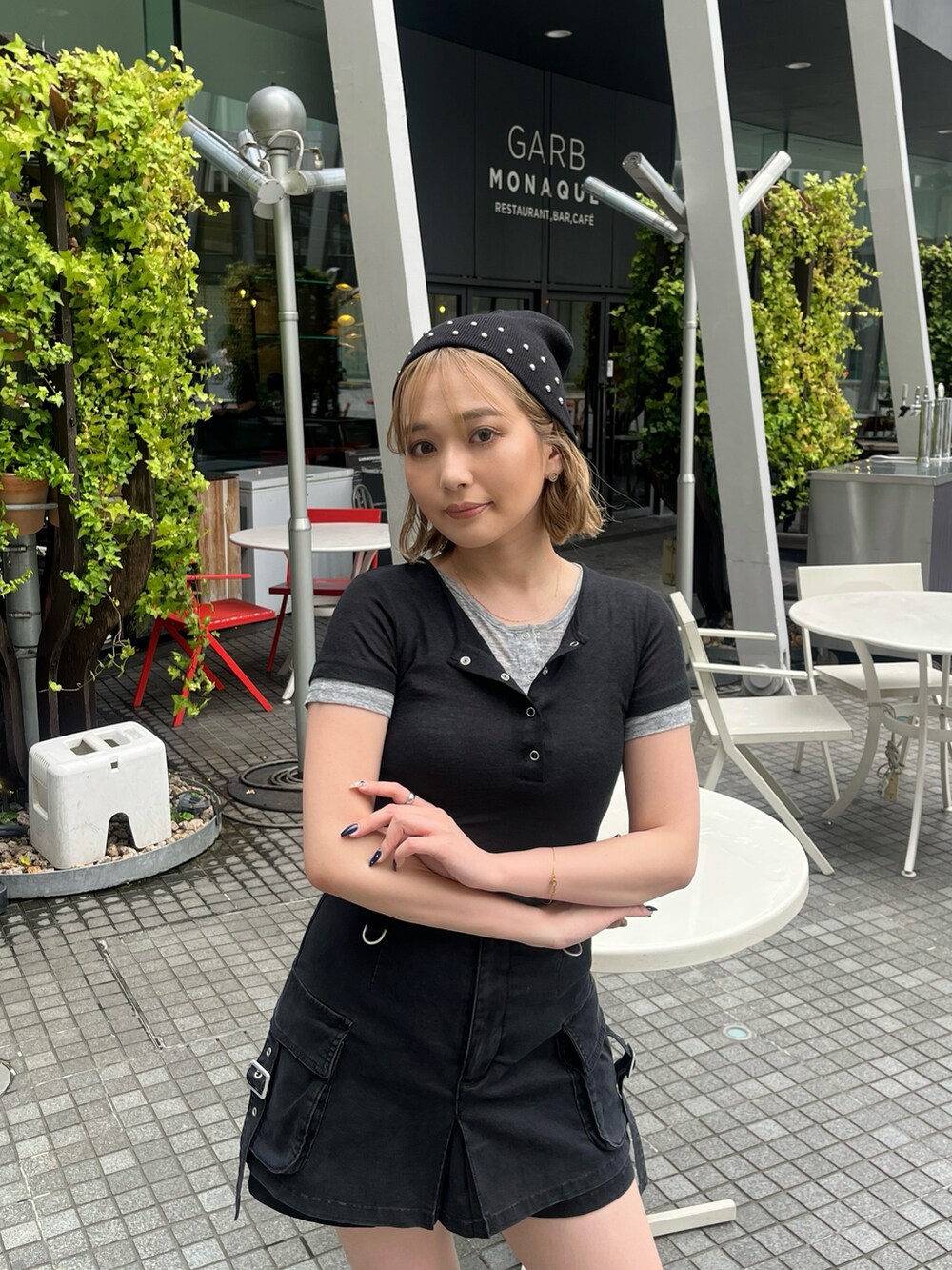 ブラック系のTシャツ/カットソー、ブラック系のスカート、ブラック系のニットキャップ/ビーニーを着用したレディースの夏コーディネートの3枚目の写真