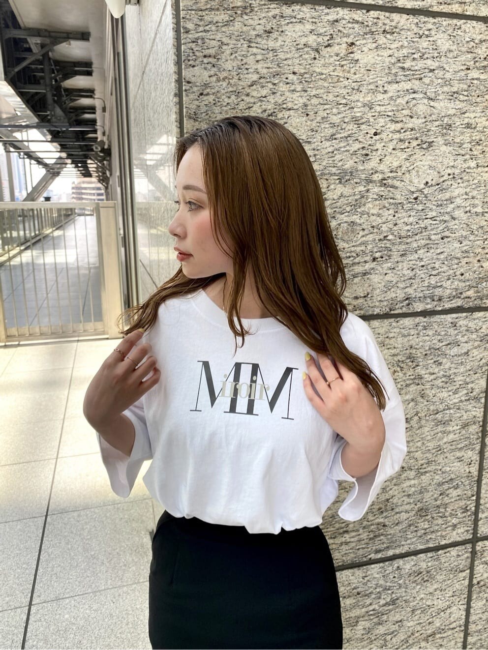 ブラック系のスカート、ホワイト系のTシャツ/カットソー、その他のサンダルを着用したレディースの春コーディネートの6枚目の写真