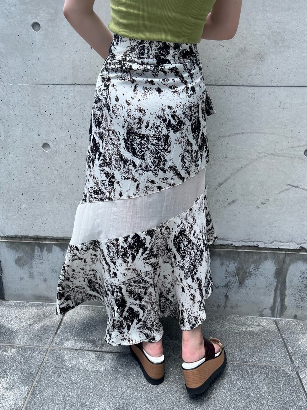 ホワイト系のシャツ/ブラウス、グリーン系のタンクトップ、その他のサンダルを着用したレディースの夏コーディネートの9枚目の写真