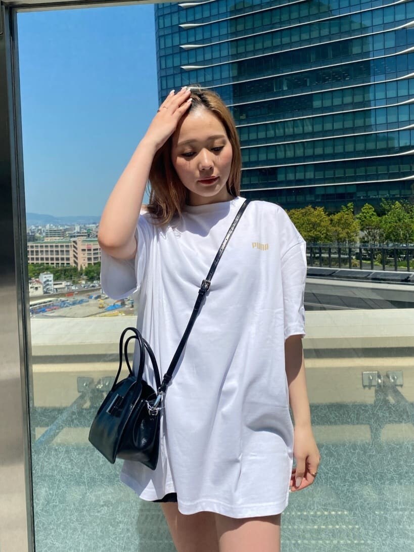 ブラック系のその他パンツ、ブラック系のハンドバッグ、ホワイト系のTシャツ/カットソーを着用したレディースの春コーディネートの4枚目の写真