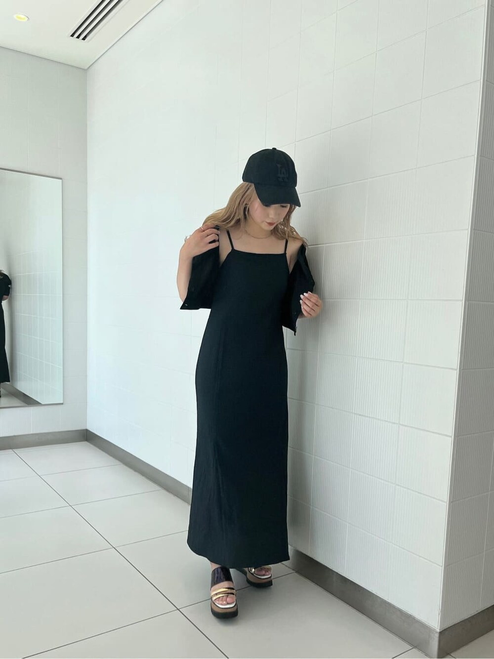 ブラック系のワンピース、その他のサンダルを着用したレディースの夏コーディネートの2枚目の写真