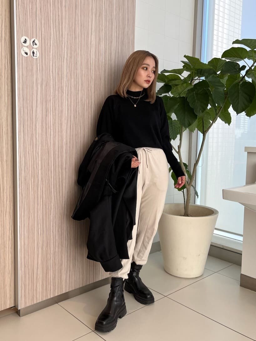 「murua、#アウター、大人カジュアル、ロングコート、冬アウター、ブラックコーデ」｜「MURUAのオーバースリーブノーカラーコート（ノーカラーコート、ブラック系）」を使った、國岡朋実さん（レディース・156cm）の秋コーディネートの7枚目の写真