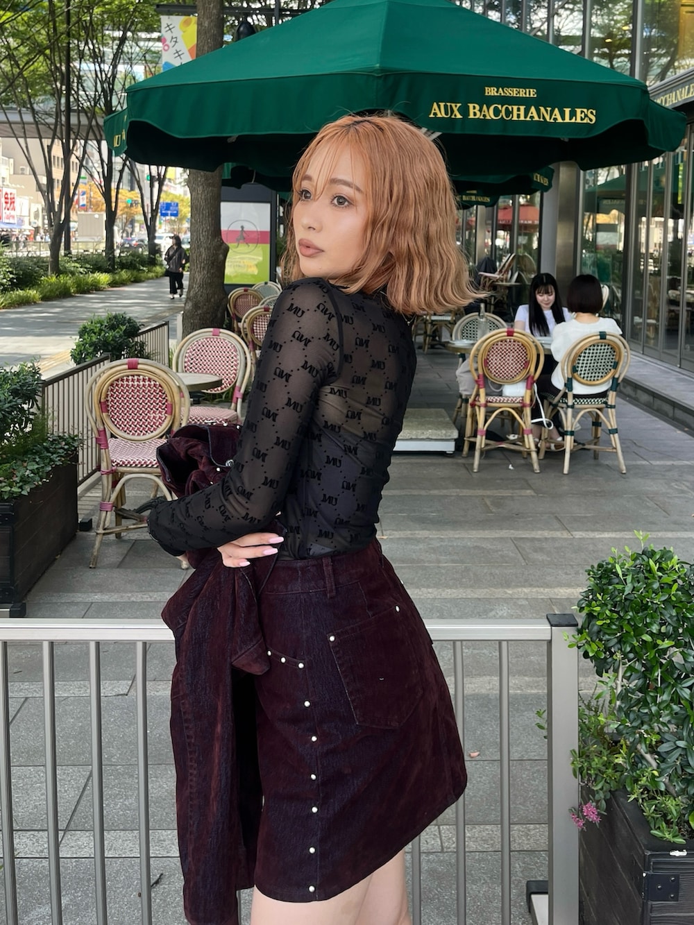 ブラック系のTシャツ/カットソー、レッド系のデニムジャケット、レッド系のスカートを着用したレディースの夏コーディネートの5枚目の写真