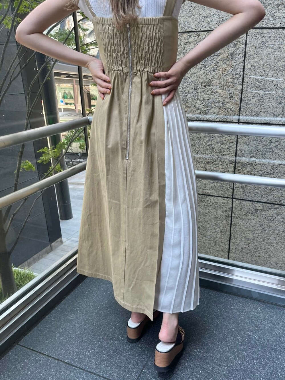 ベージュ系のワンピース、その他のサンダル、ホワイト系のタンクトップを着用したレディースの夏コーディネートの7枚目の写真