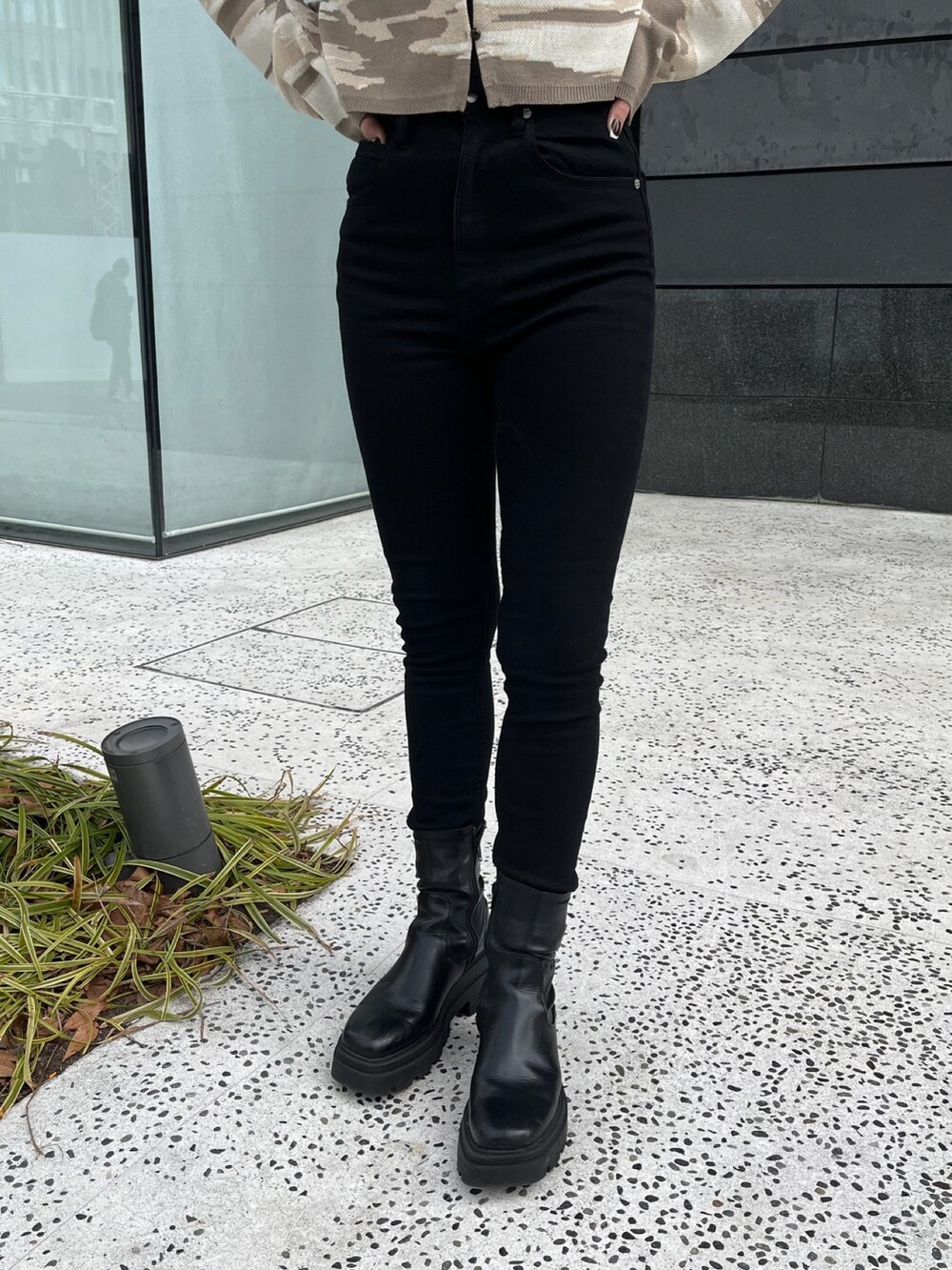 ベージュ系のカーディガン/ボレロ、ブラック系のデニムパンツ、ブラック系のショルダーバッグを着用したレディースの冬コーディネートの9枚目の写真