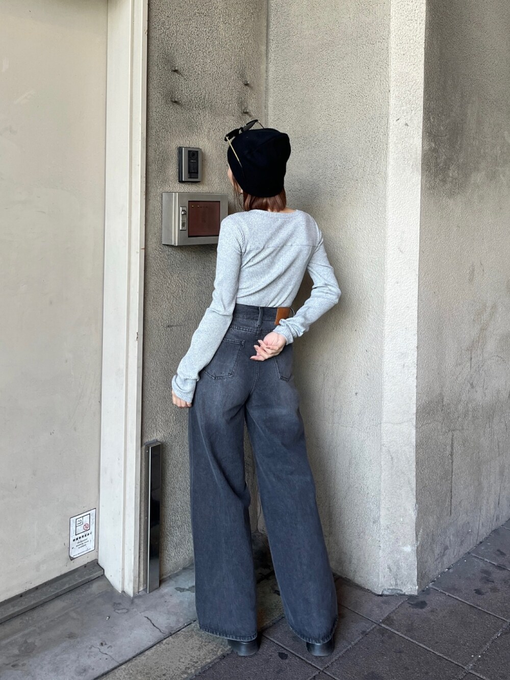 グレー系のTシャツ/カットソー、ブラック系のデニムパンツ、ブラック系のブーツを着用したレディースの春コーディネートの2枚目の写真