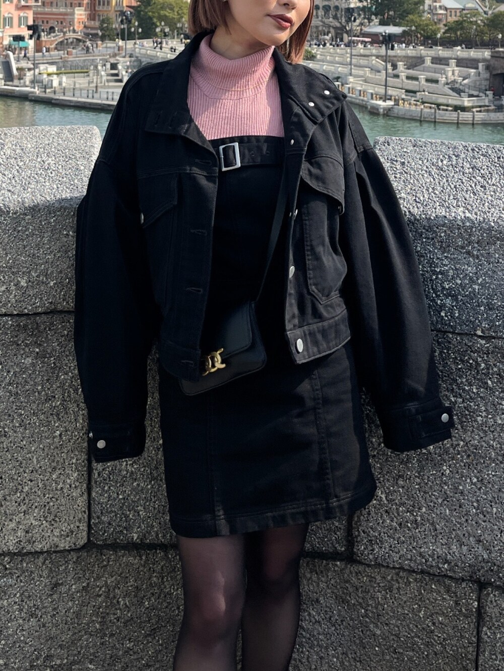 ブラック系のワンピース、ブラック系のデニムジャケットを着用したレディースの冬コーディネートの2枚目の写真