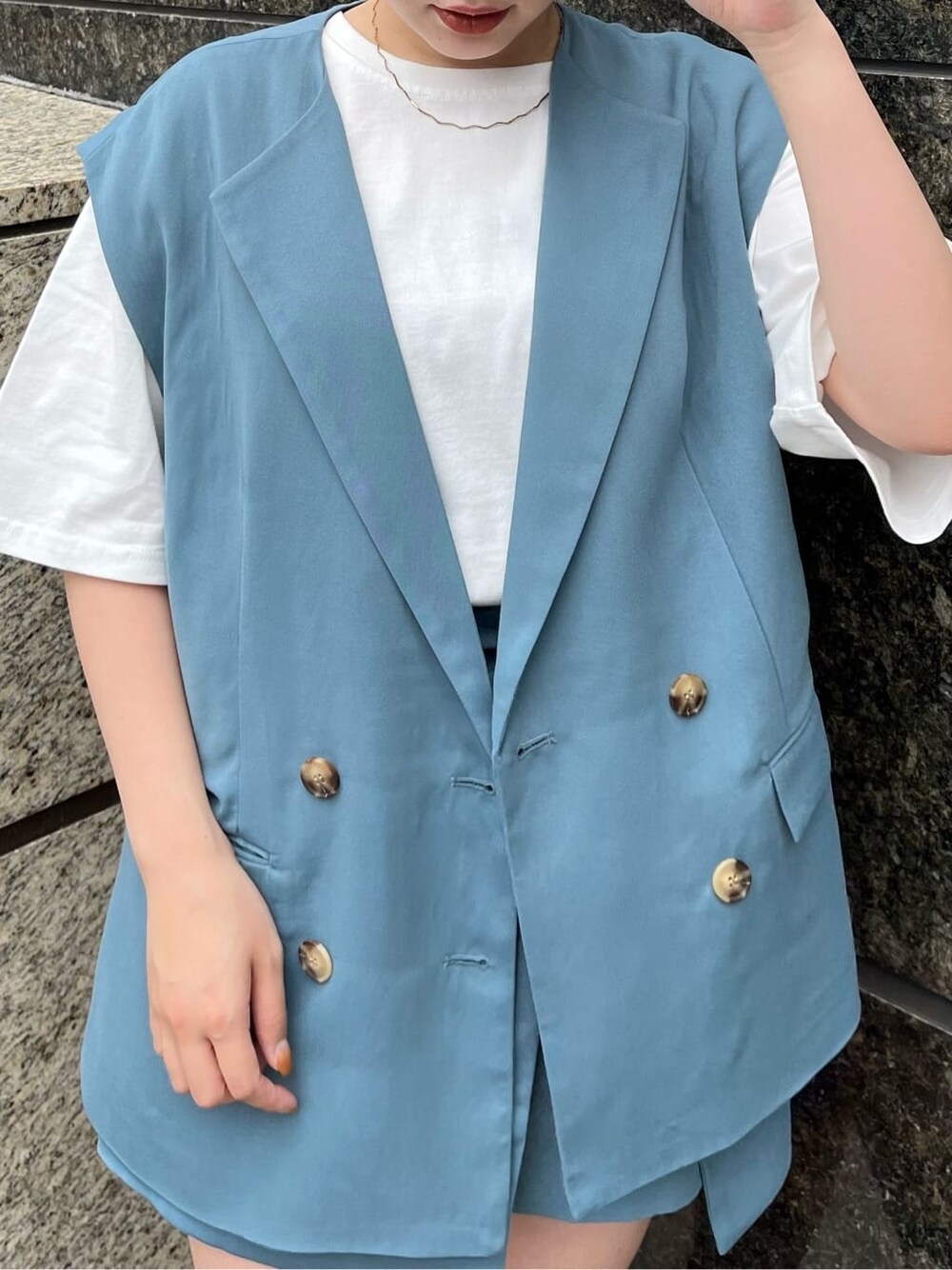 ホワイト系のTシャツ/カットソー、ブルー系のベスト、ブルー系のスラックスを着用したレディースの夏コーディネートの7枚目の写真