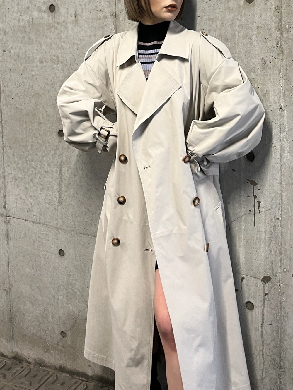 「MURUAのダブルオーバートレンチコート（トレンチコート、ホワイト系）」を使った、國岡朋実さん（レディース・156cm）の秋コーディネートの5枚目の写真