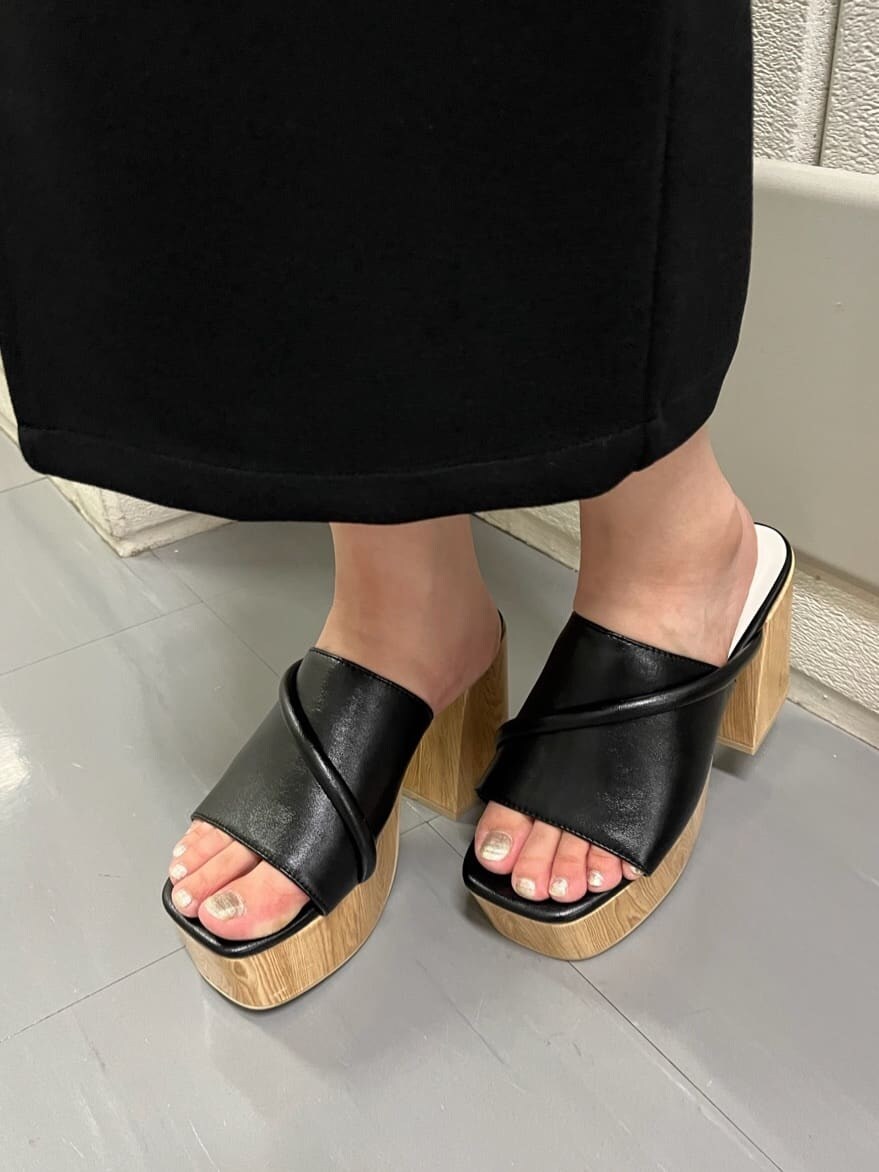 ブラック系のサンダル、ブラック系のスカート、ホワイト系のタンクトップを着用したレディースの夏コーディネートの7枚目の写真