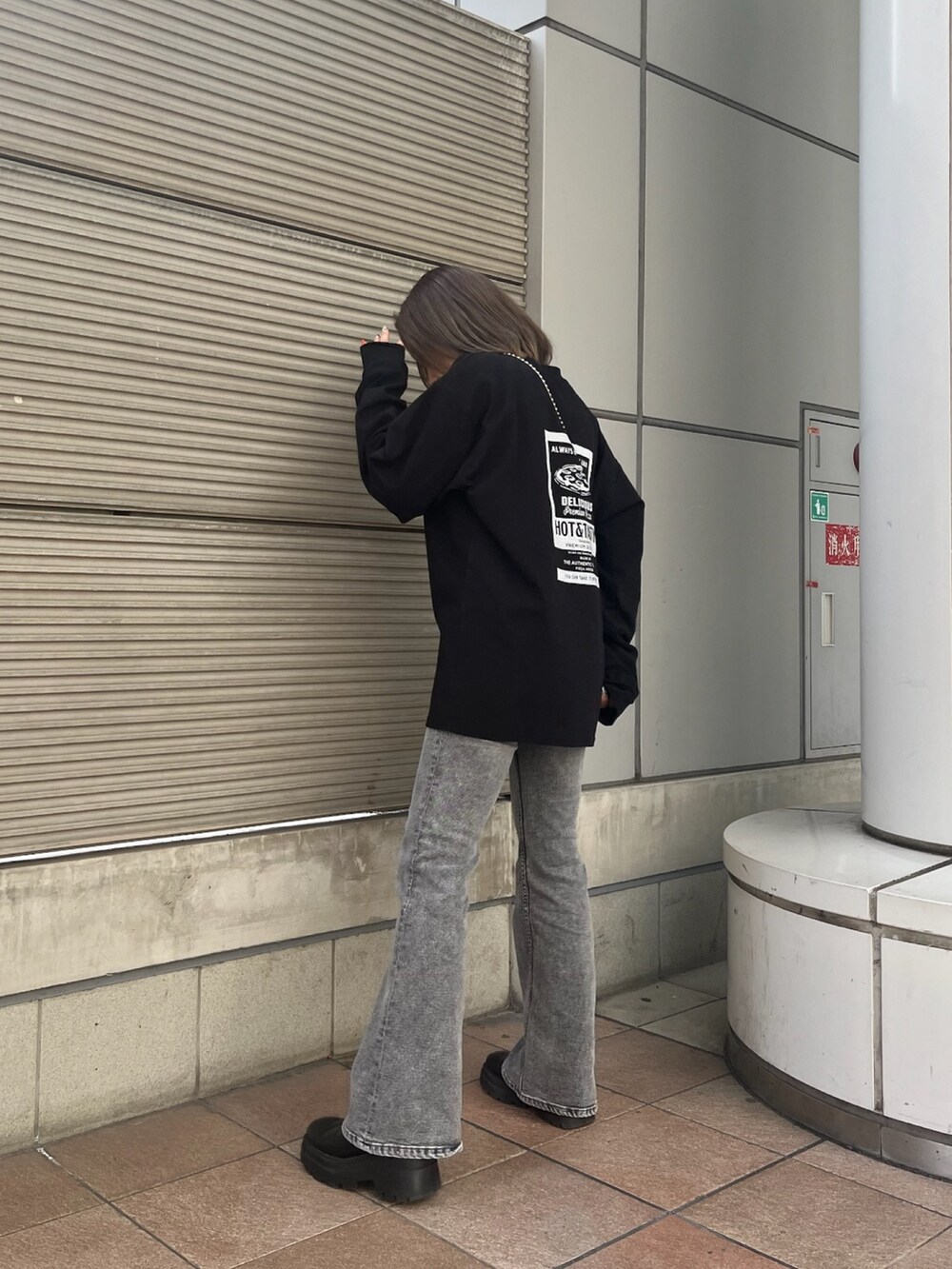 ブラック系のTシャツ/カットソーを着用したレディースの春コーディネートの3枚目の写真